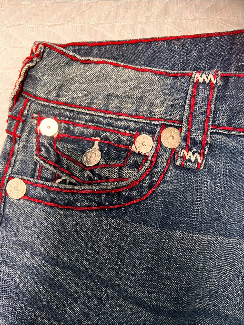 True Religion Men's Relaxed Jeans with Red Stitching - Picture 2 of 9